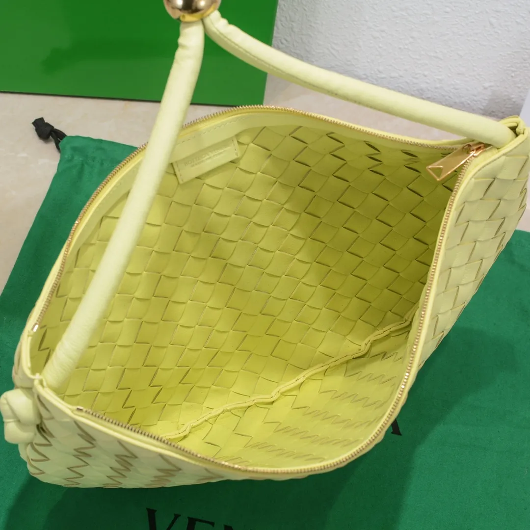 Batch 1260 BV has released a new product. TURN # Recommended new popular style is still the classic woven logo that we can recognize at a glance. It is really a unique style that is familiar and unfamiliar! Made of sheepskin woven with beautiful gold beads on the shoulder straps for free adjustment. When in use, you can switch between the shoulder and handle bag at will. It has a concave and convex shape anytime and anywhere. It is a practical king with a unique personality. With the right color combination, it can be sweet or salty. It is full of style. Summer catwalk style is beautiful. Pull it out quickly. Size: 40*3*24, model: 6699-3#